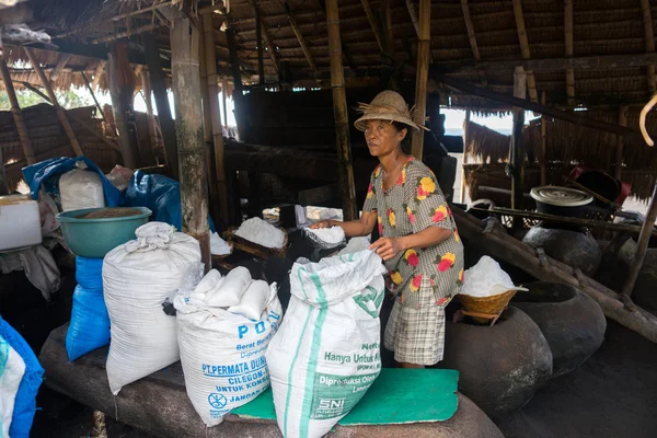 Natural sea salt småindustri, ön bali — Stockfoto