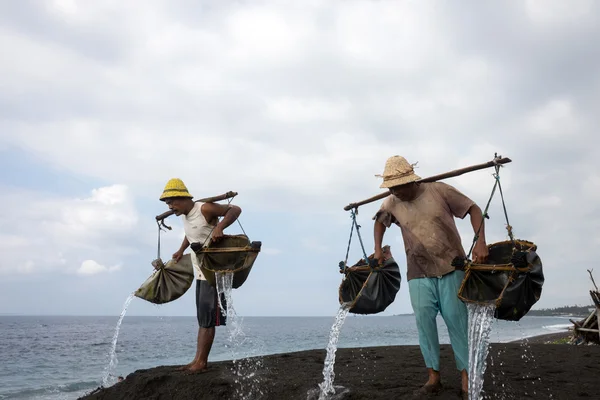 Industria casera de sal marina natural, Isla de Bali — Foto de Stock