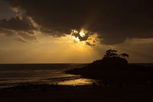 Solnedgången silhuetter på stranden — Stockfoto