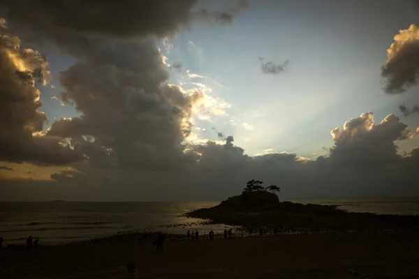 Sunset silhouettes at the beach — Stock Photo, Image