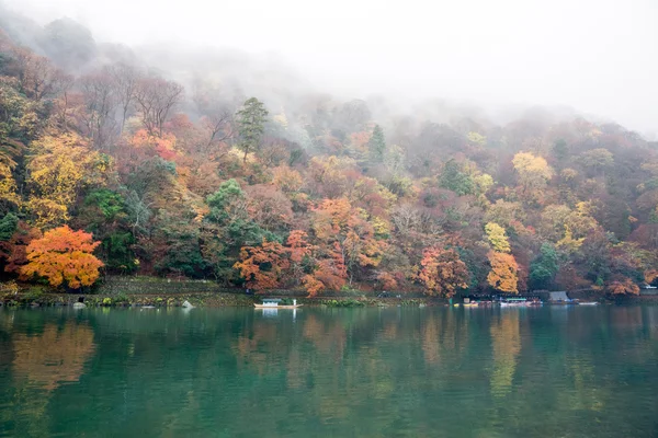 Wzgórza i jezioro w Arashiyama, Japonia. — Zdjęcie stockowe