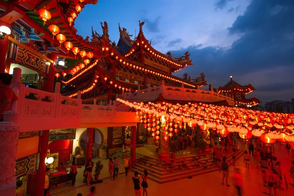 Храм Тиан Хоу в Куала-Лумпуре ночью во время китайского Нового года — стоковое фото