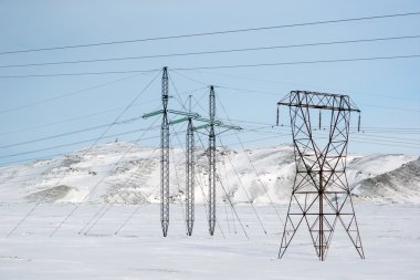 Elektrik kabloları ve pilon kuleleri