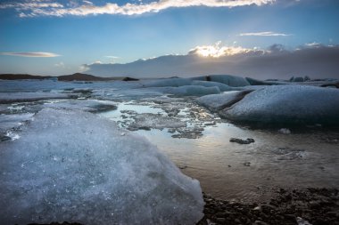 Buzul buz lagün sırasında günbatımı Jokullsarlon, İzlanda