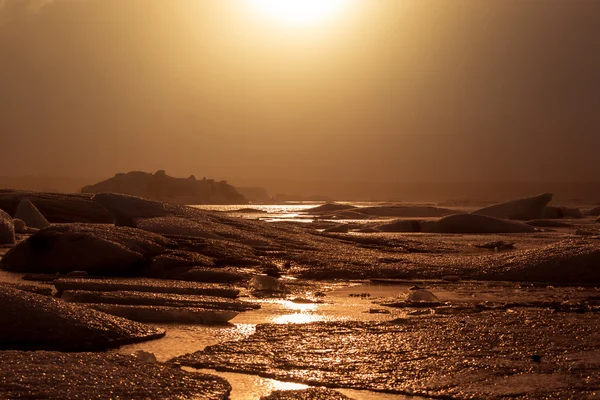 Laguna ghiacciata durante il tramonto a Jokullsarlon, Islanda — Foto Stock