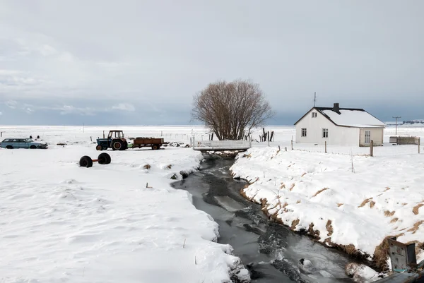 农村农场房子和设备在雪地上 — 图库照片