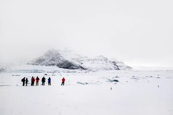 Touristen zu Fuß in Island — Stockfoto