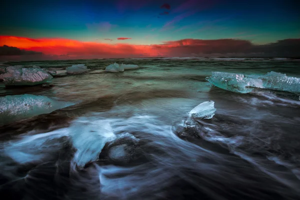 Movimientos de onda alrededor de bloques de hielo — Foto de Stock