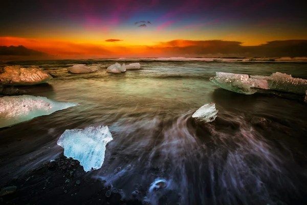 Movimientos de onda alrededor de bloques de hielo — Foto de Stock