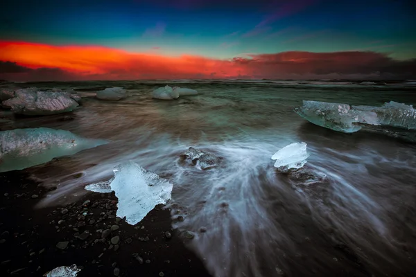 Movimientos de onda alrededor de bloques de hielo — Foto de Stock