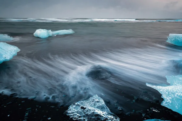 Movimentos de onda em torno de blocos de gelo — Fotografia de Stock