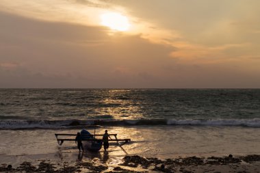 Balıkçılar onların yakalamak kıyıya geri taşır