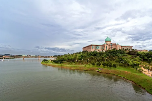 View cross water to capital of Malaysia — 图库照片