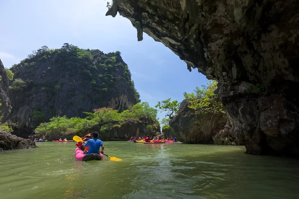 Los turistas visitan las cuevas de piedra caliza — Foto de Stock