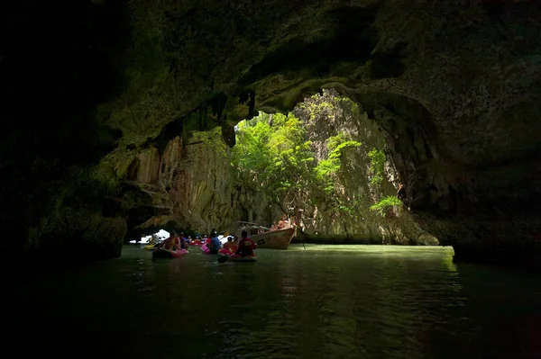 I turisti visitano le grotte calcaree — Foto Stock