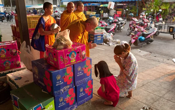 Les moines bouddhistes en Thaïlande — Photo