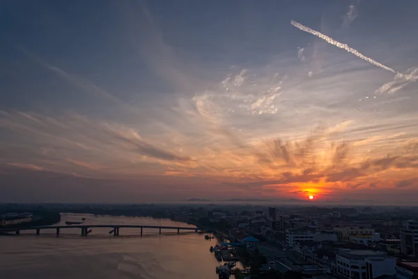 Pôr do sol em Muar cidade na Malásia — Fotografia de Stock