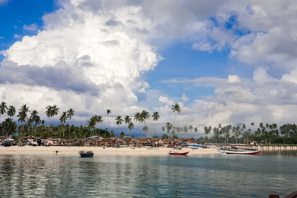 Sea gypsy båtar förtöja — Stockfoto