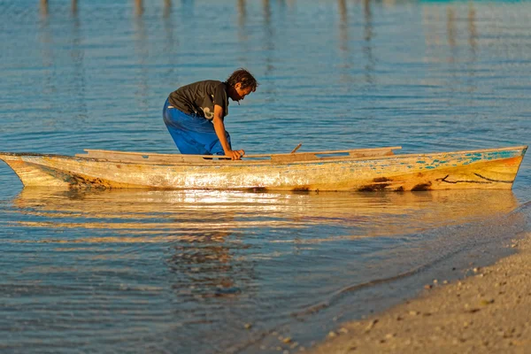 Mar cigano homem leva um barco para o mar — Fotografia de Stock