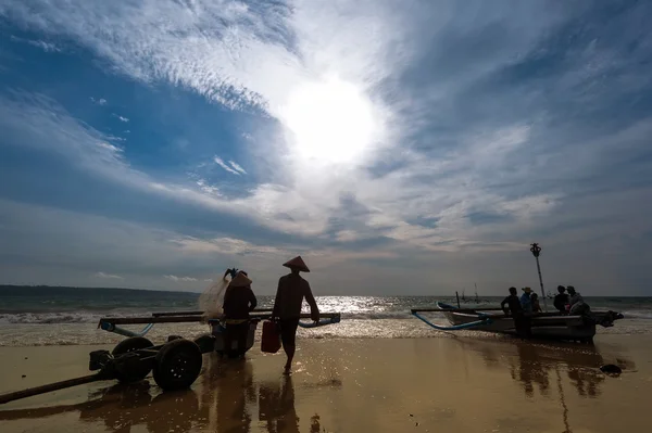 Les pêcheurs ramènent leurs prises sur le rivage — Photo