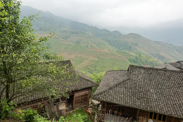 Деревянные дома в сельской местности Китая — стоковое фото
