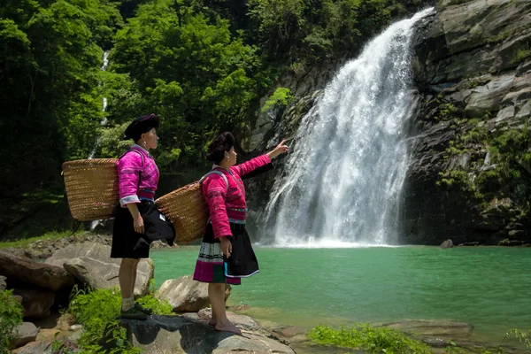 Doncellas de la tribu Yao en cascadas —  Fotos de Stock