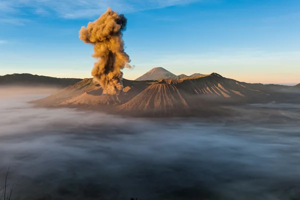 Извержения вулкана Бромо — стоковое фото