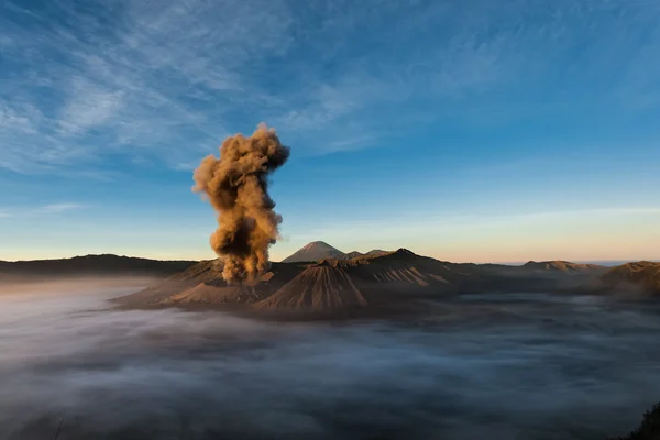 Mount Bromo erupts — Stock Photo, Image
