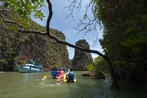 Les touristes visitent les grottes calcaires — Photo