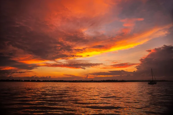 Sunrise on the coast of Sabah — Stock Photo, Image
