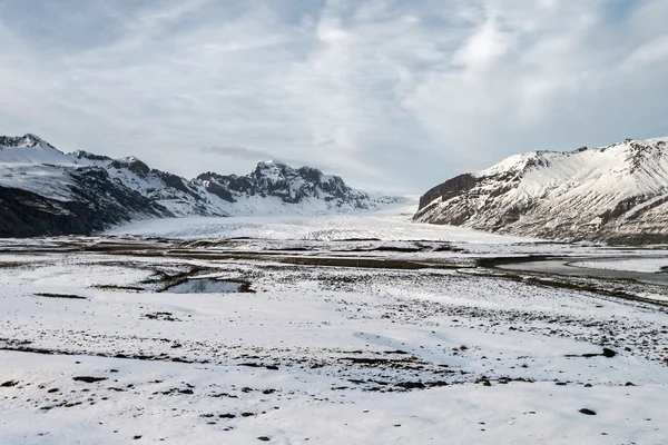 Schneebedeckte Berge — Stockfoto