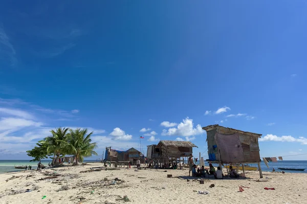 Le famiglie zingare di mare costruiscono case — Foto Stock