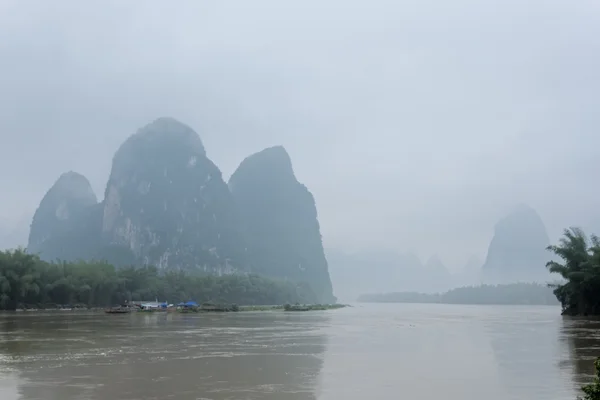 Heuvels en lijiang rivier in guilin — Stockfoto