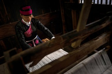 weaver using  hand-weaving machine