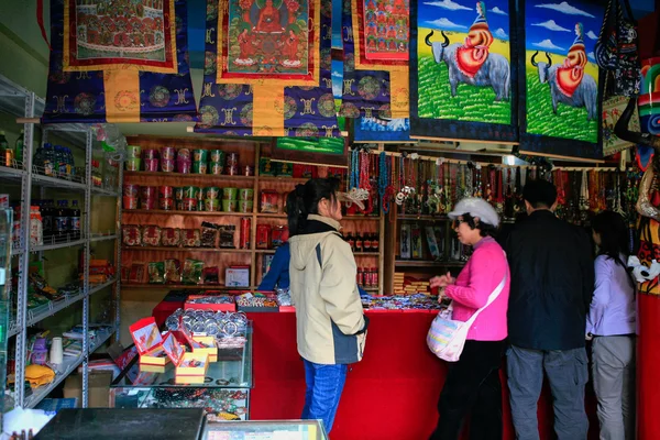 23 oct. 2006 - Sichuan, Chine : Des touristes regardent la triba tibétaine — Photo