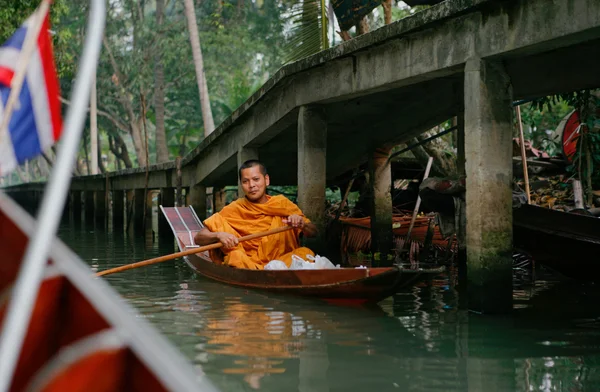 Buddhist monk in a canoe — ストック写真