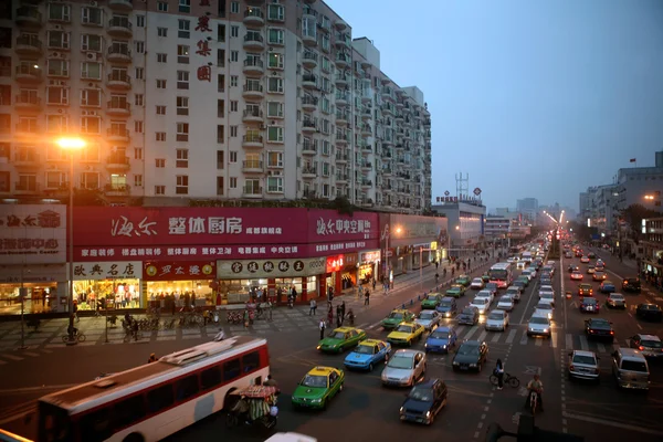 Automóviles y autobuses en Sichuan, China — Foto de Stock