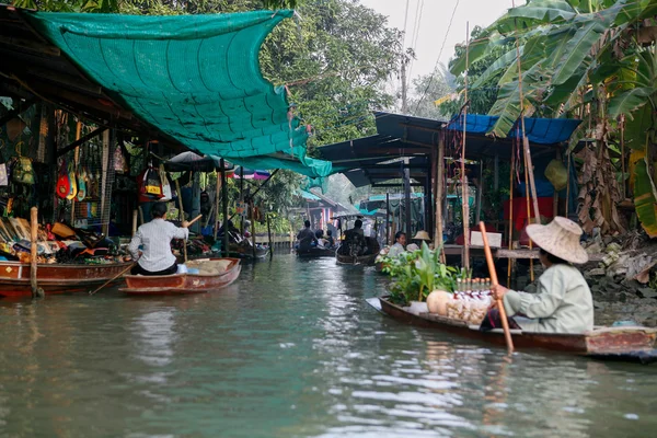 Dec 02, 2006 - Bangkok, Thailand. Traders and shoppers fill the — Stockfoto