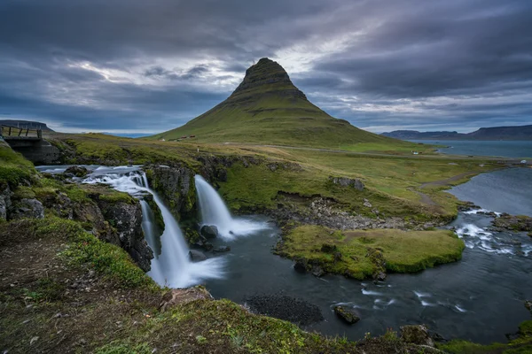 Kirkjulsfoss Şelalesi ve Kirkjufell Dağı Stok Resim