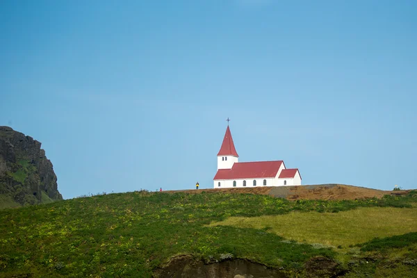 Vik církev na kopci na Islandu — Stock fotografie