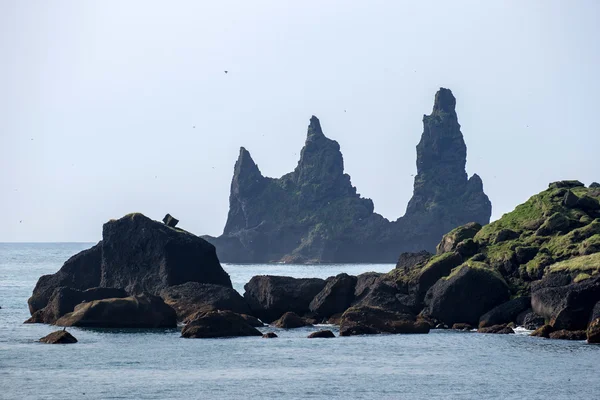 Islandia naturaleza. rocas y océano — Foto de Stock