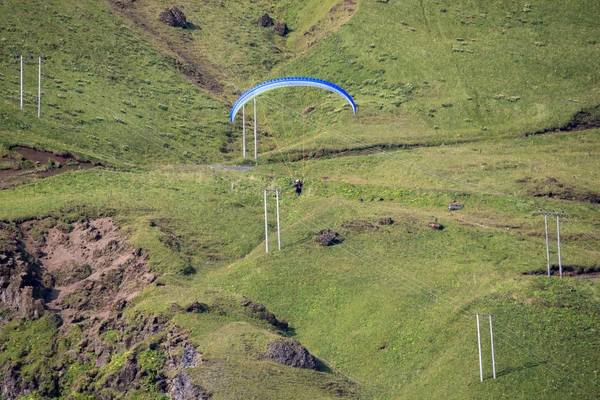 Gleitschirmfliegen, Fallschirmspringen in Island — Stockfoto