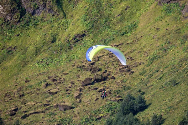 Paragliding, parachute jumping in iceland — Stock Photo, Image