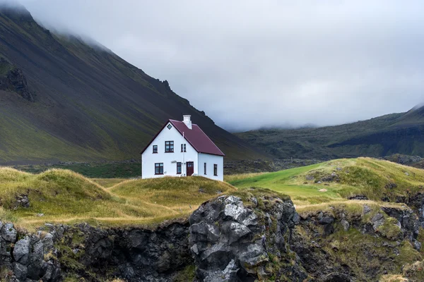 Bauernhaus auf einem Hügel in Island Stockfoto