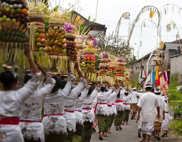 Village temple procession in Bali, Indonesia. — Stock fotografie