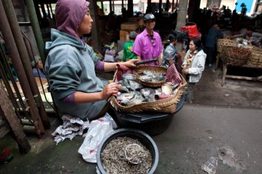 Kayu Ambar sabah Pazar Ubud, Bali Adası.