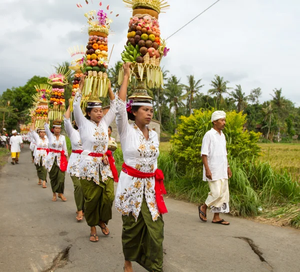 Village temple procession in Bali, Indonesia. — Stock fotografie
