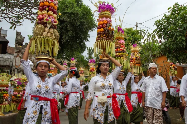 Village temple procession in Bali, Indonesia. — Zdjęcie stockowe