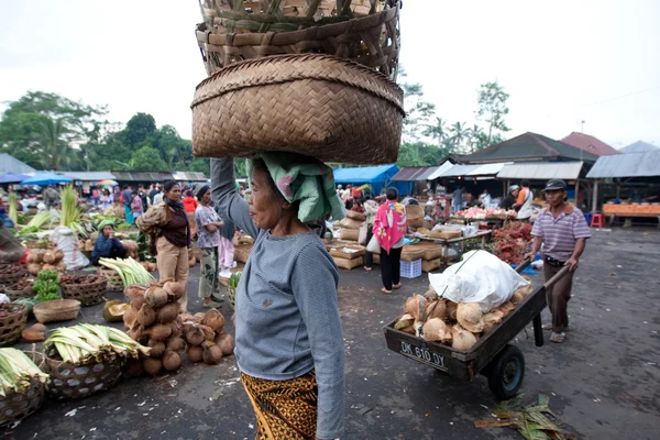 Kayu ambar morgenmarkt in ubud, bali insel. — Stockfoto