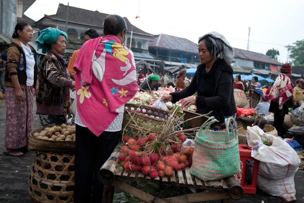 Kayu Ambar morgon marknad i Ubud, Bali Island. — Stockfoto